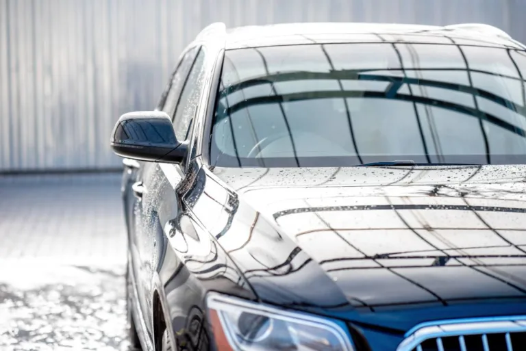 Pancerz z wosku. Jak zabezpieczyć lakier swojego samochodu na lata