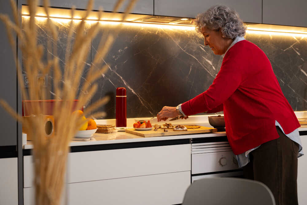 Kobieta_w_kuchni_przy_blacie